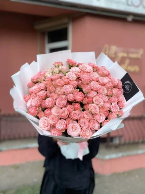 35 веток пионовидных кустовых роз Мадам Бамбастик (Madam Bombastic)